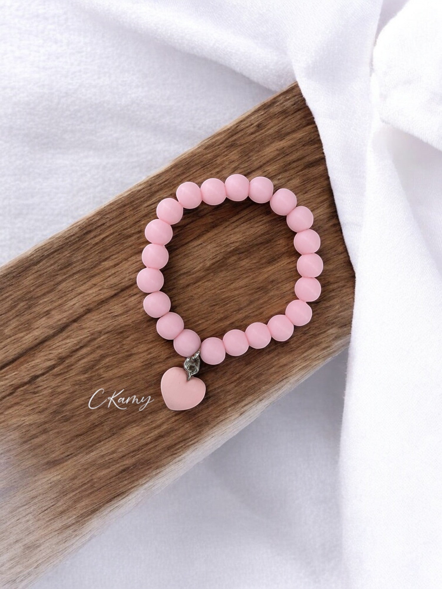 Bracelet enfant accroche coeur rose clair