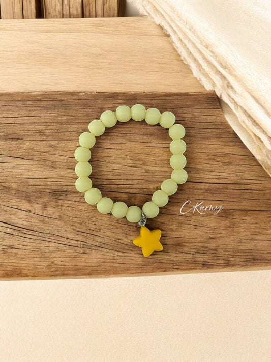 Bracelet enfant accroche étoile jaune clair