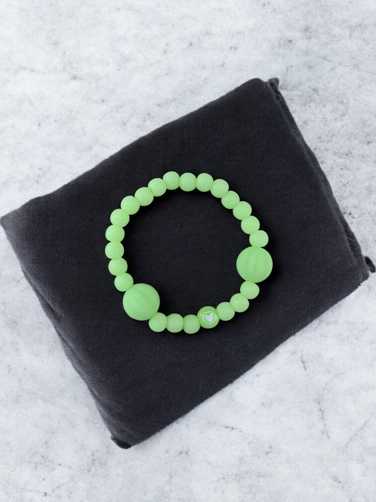 Bracelet enfant citrouilles vert coeur blanc