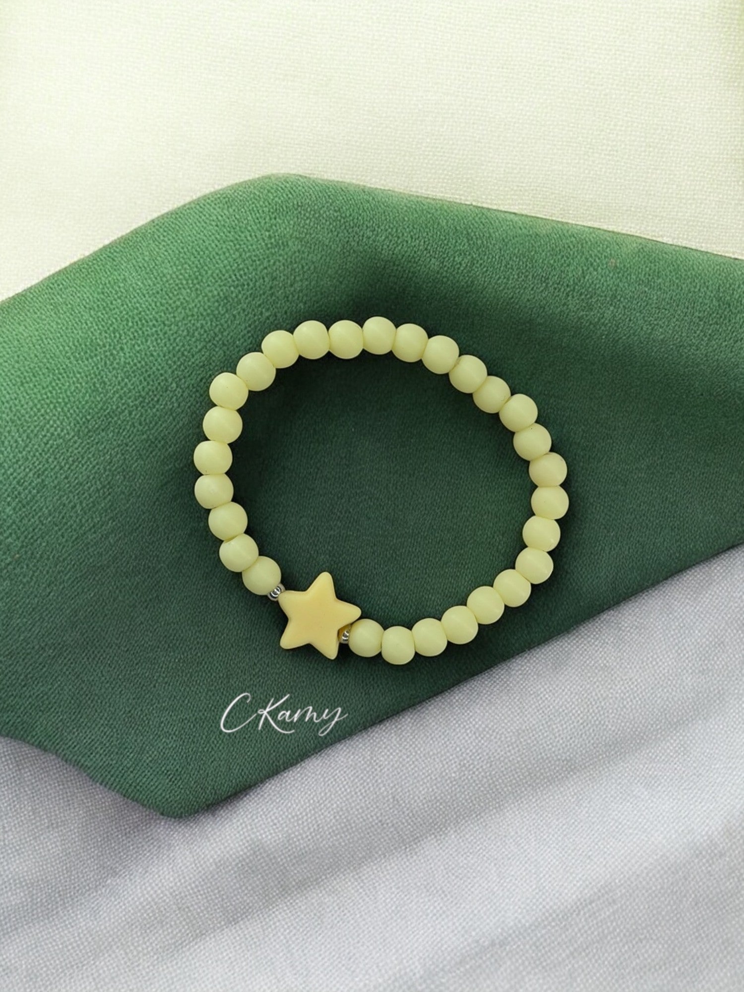Bracelet enfant étoile perles jaune clair