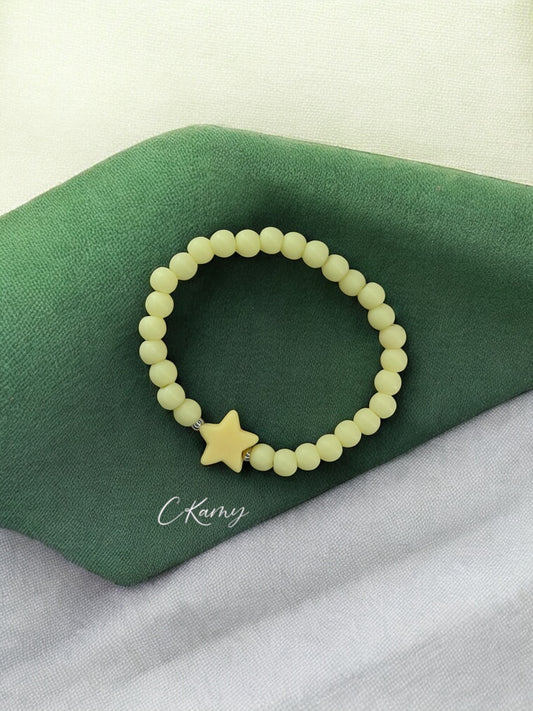 Bracelet enfant étoile perles jaune clair