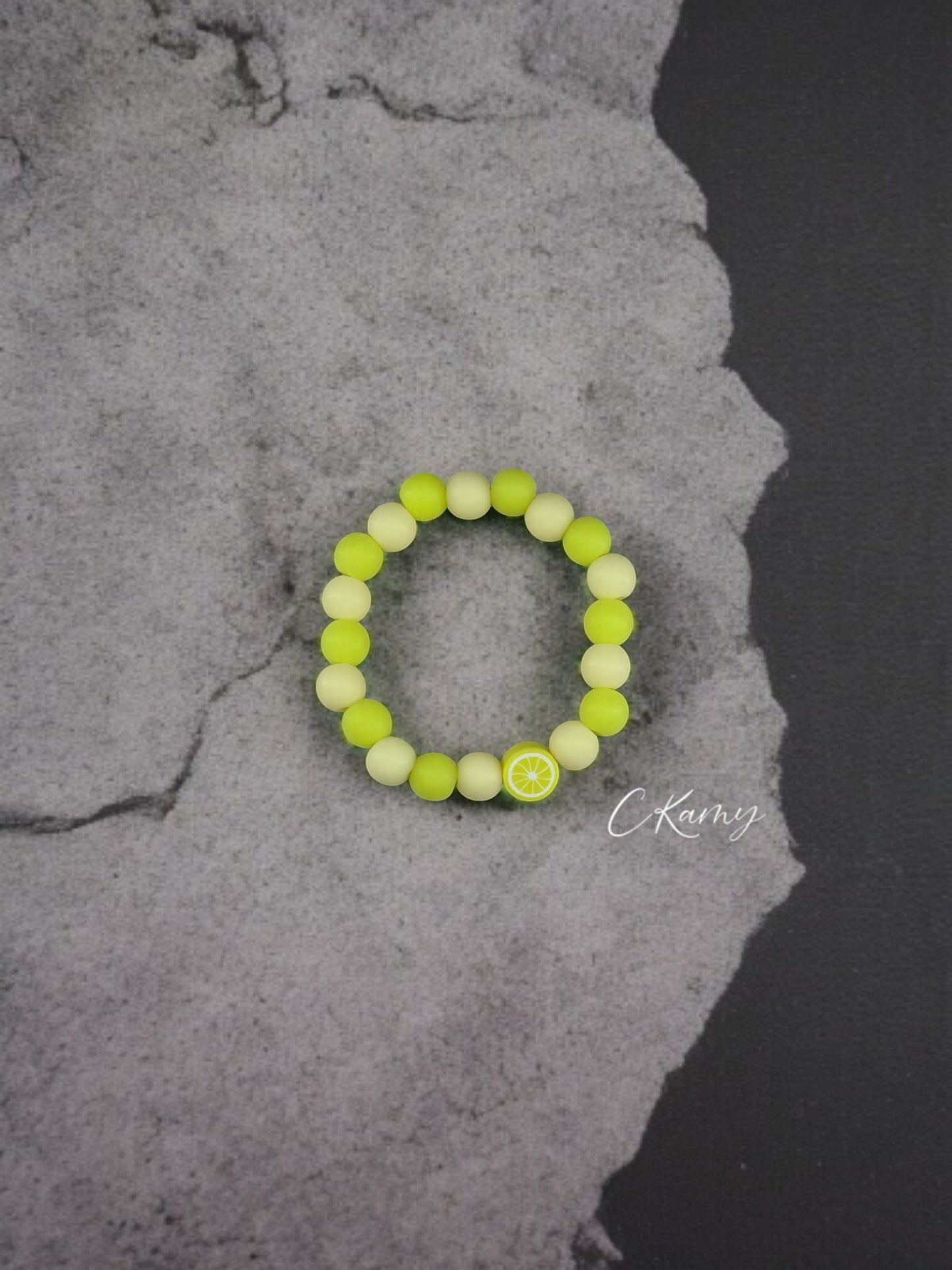 Bracelet enfant fruits citron perles jaune clair jaune flash