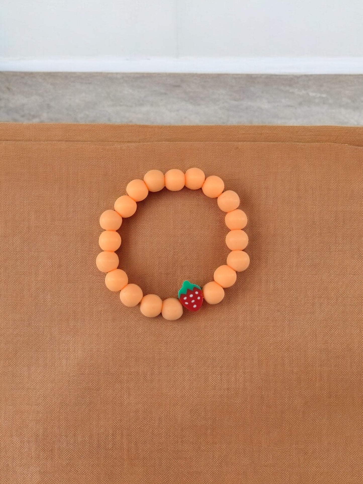 Bracelet enfant perles orange fraise