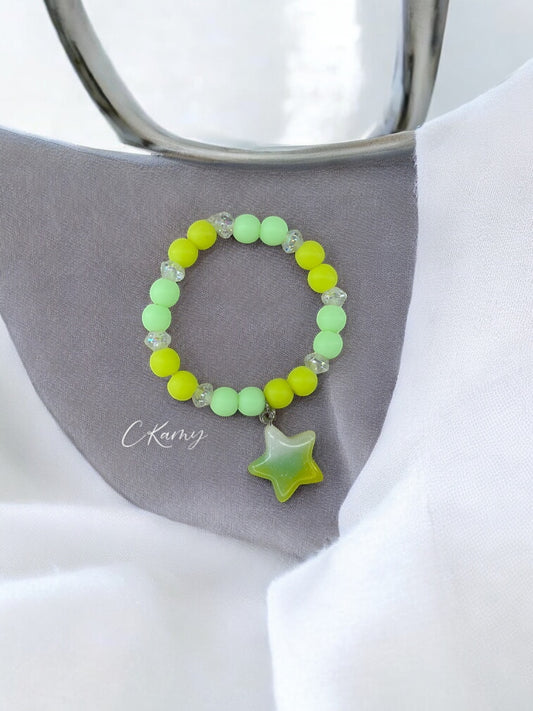 Bracelet enfant perles vert jaune brillant