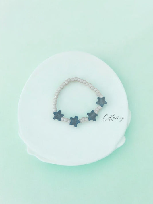 Bracelet enfant petites étoiles bleu clair blanc