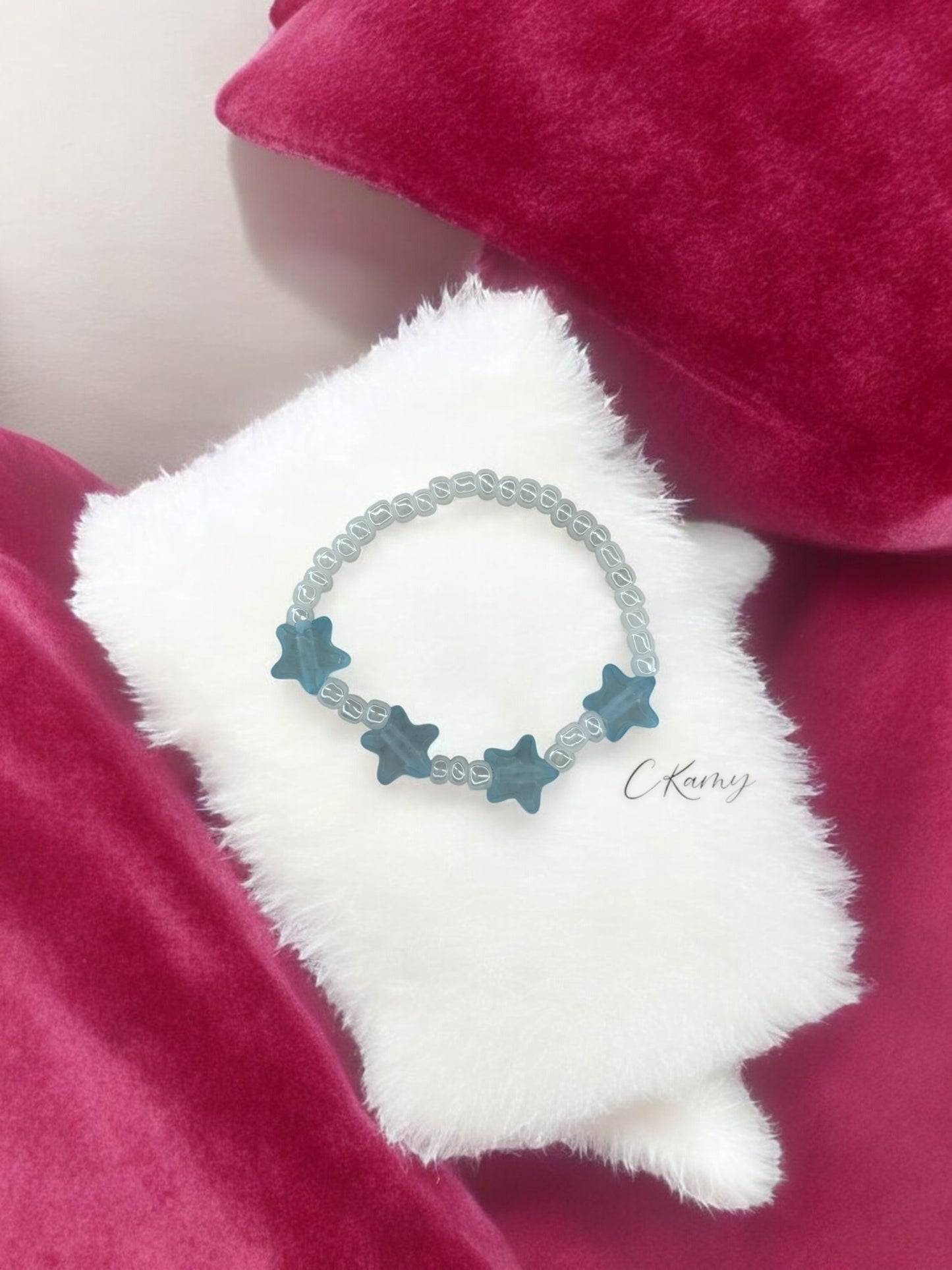 Bracelet enfant petites étoiles bleu clair blanc nacré