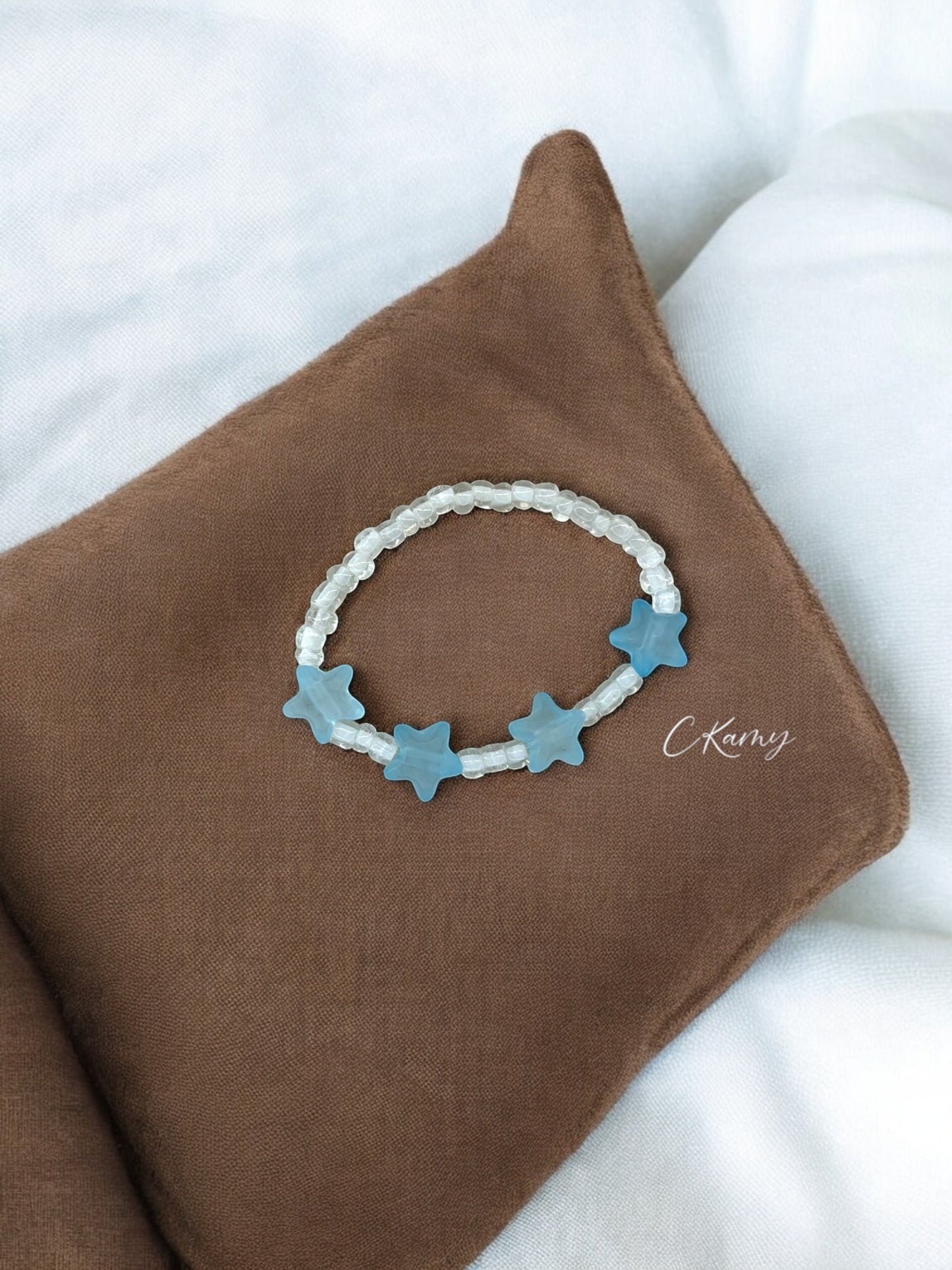 Bracelet enfant petites étoiles bleu clair blanc transparent