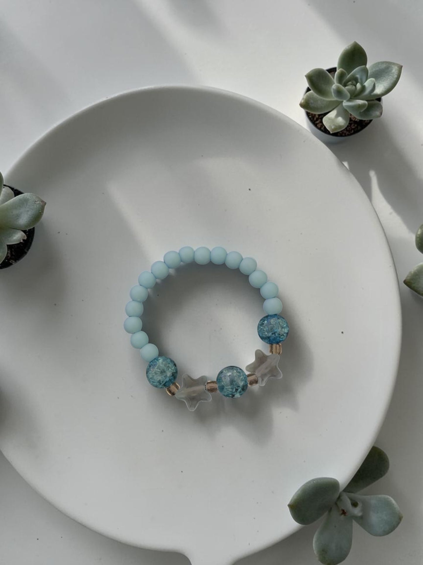 Bracelet enfant petites étoiles bleu clair craquelé