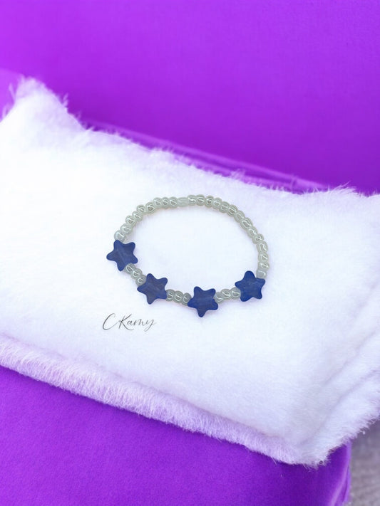 Bracelet enfant petites étoiles bleu foncé blanc nacré