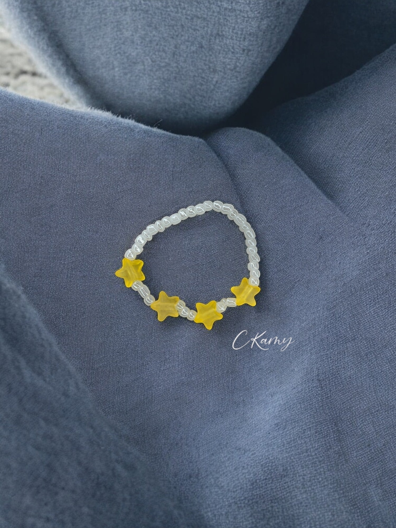 Bracelet enfant petites étoiles jaune blanc nacré