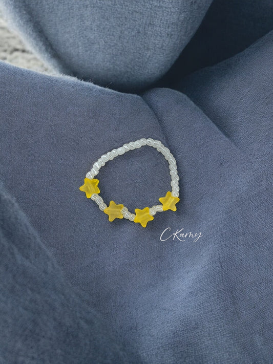 Bracelet enfant petites étoiles jaune blanc nacré
