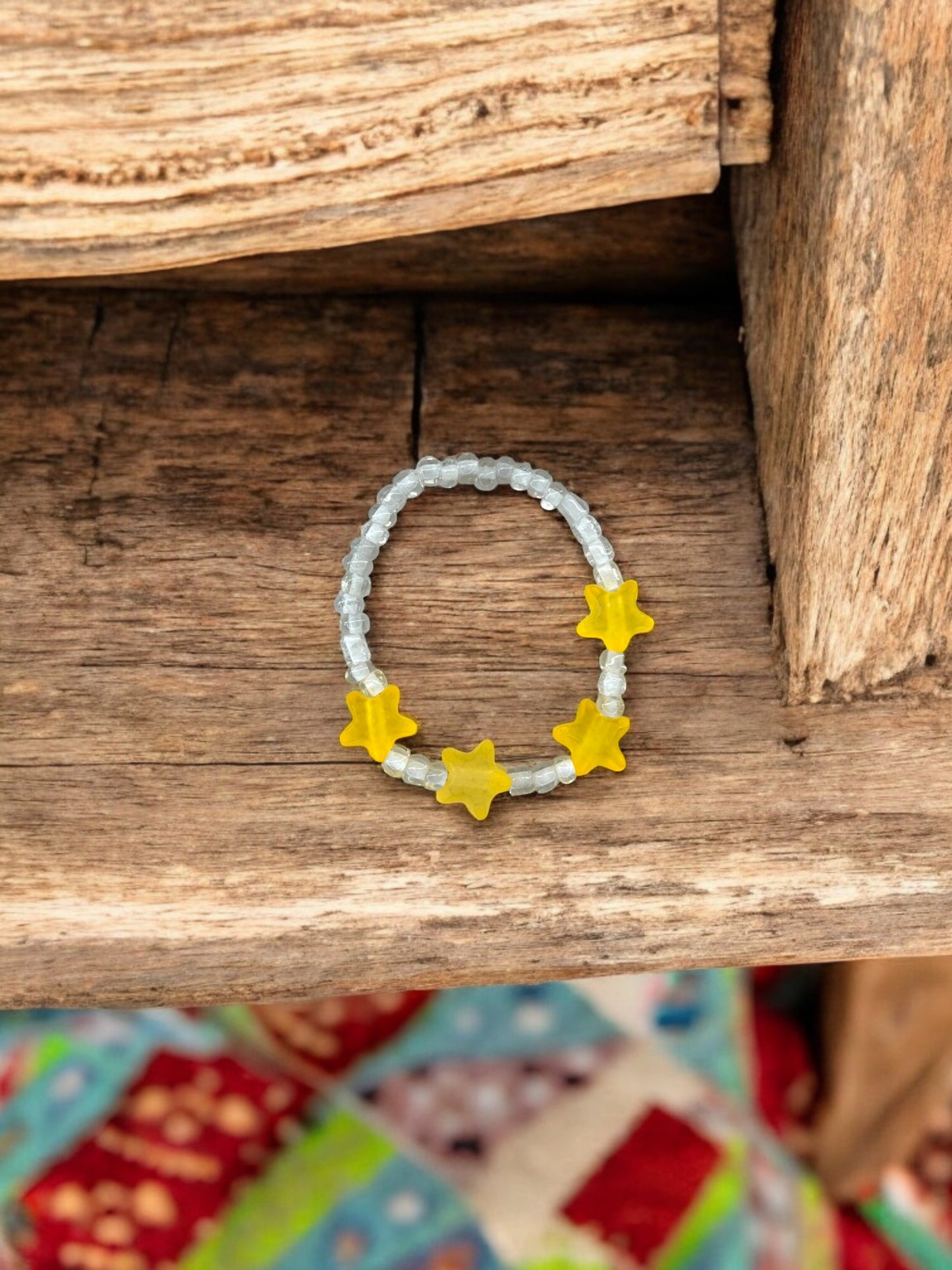 Bracelet enfant petites étoiles jaune blanc transparent