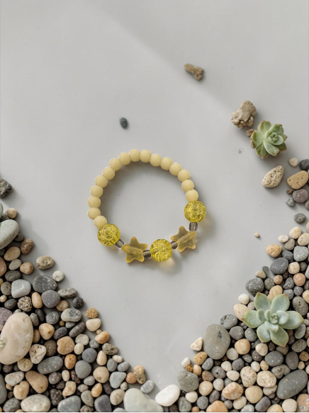 Bracelet enfant petites étoiles jaune craquelé