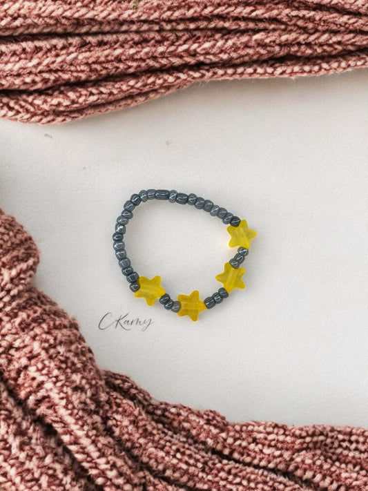Bracelet enfant petites étoiles jaune gris