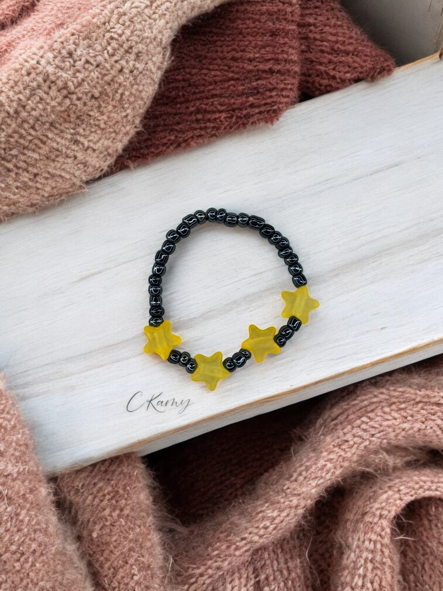 Bracelet enfant petites étoiles jaune noir brillant