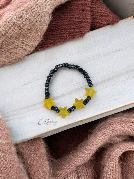 Bracelet enfant petites étoiles jaune noir brillant