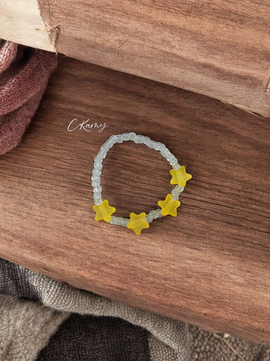 Bracelet enfant petites étoiles jaune transparent