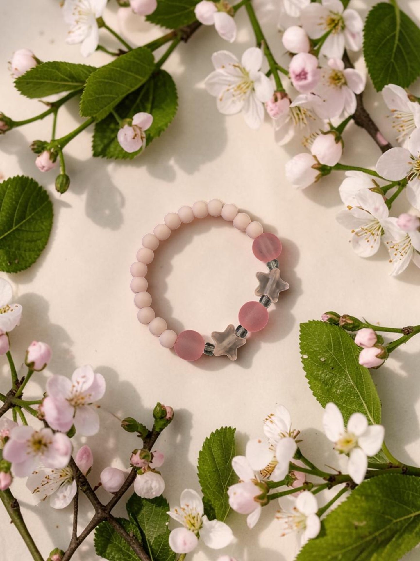 Bracelet enfant petites étoiles rose clair mat