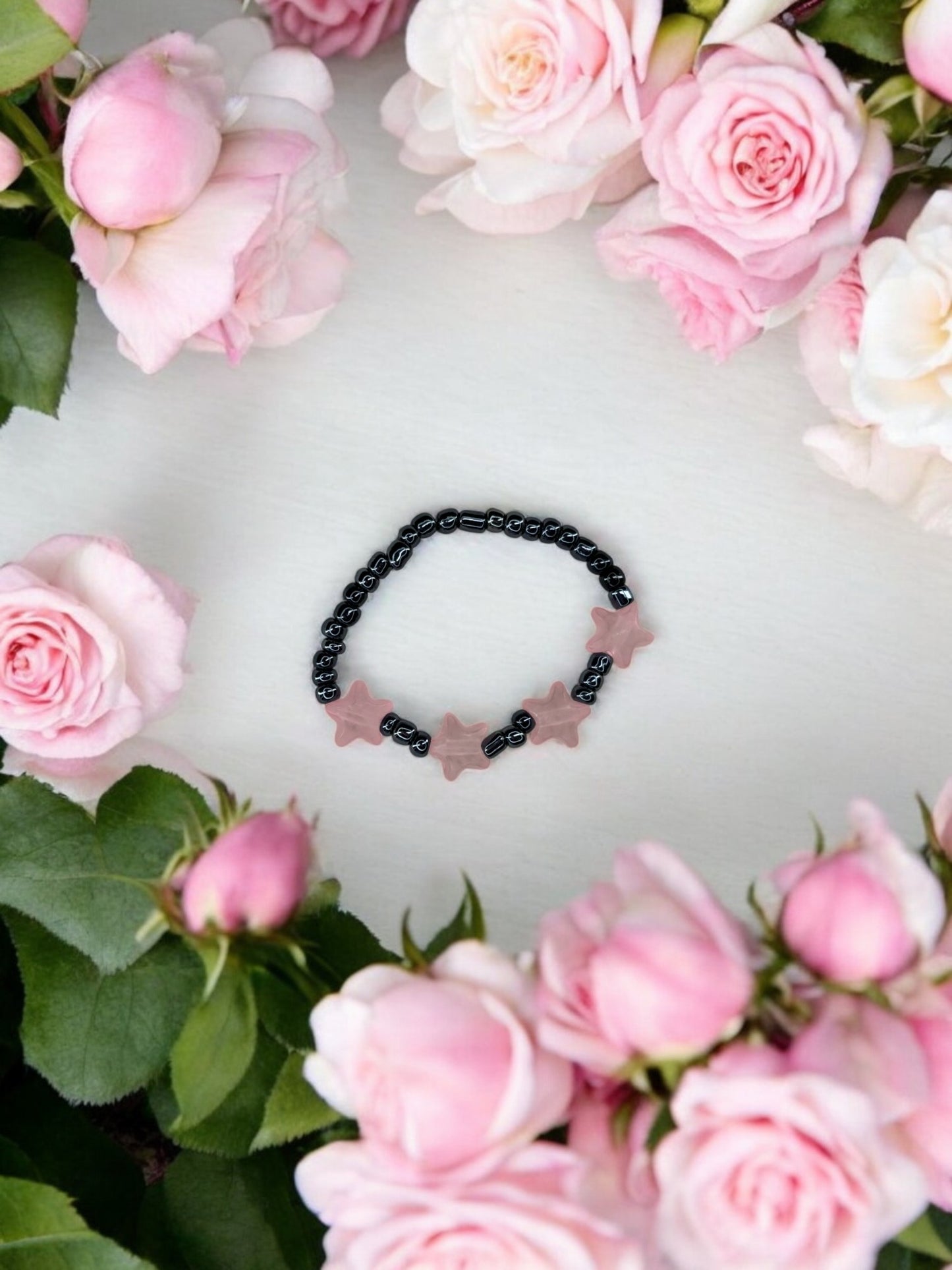 Bracelet enfant petites étoiles rose clair noir brillant