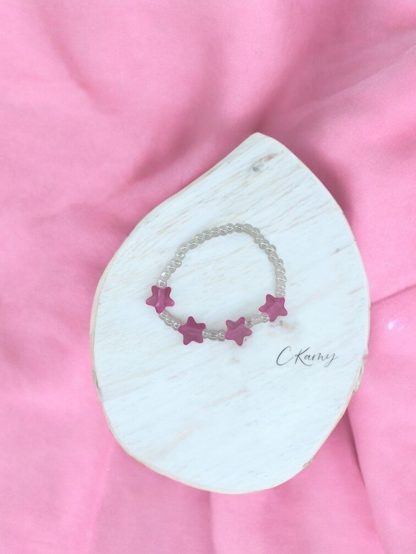 Bracelet enfant petites étoiles rose foncé blanc nacré