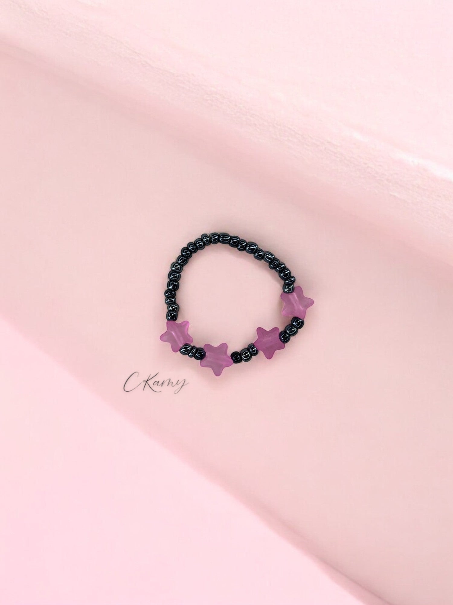 Bracelet enfant petites étoiles rose foncé noir brillant