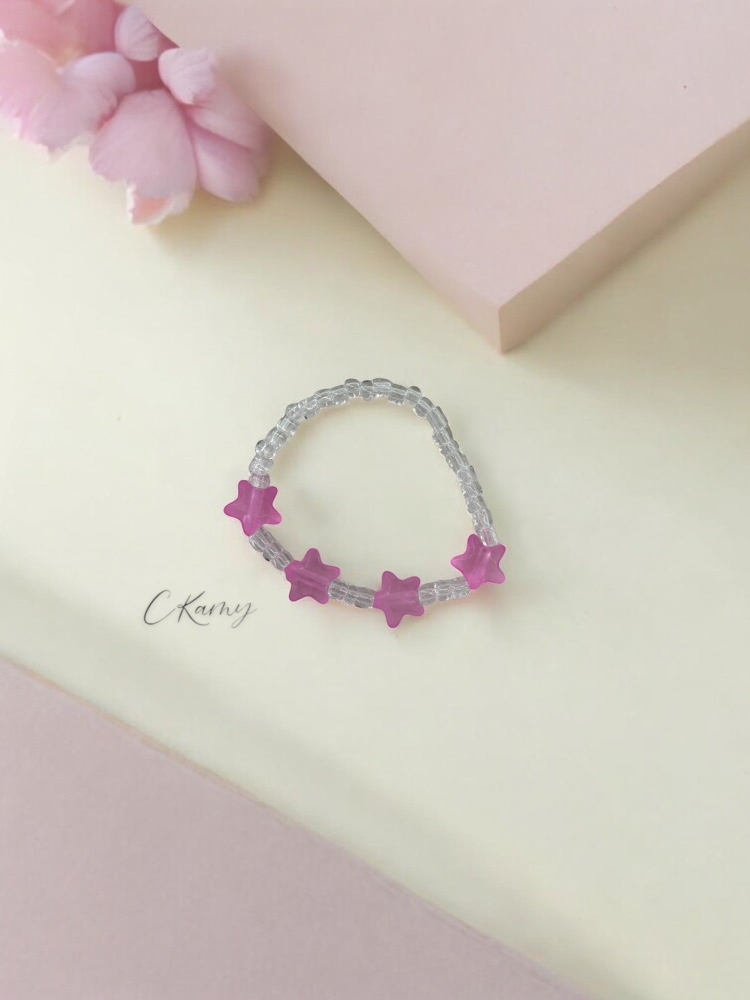 Bracelet enfant petites étoiles rose foncé transparent