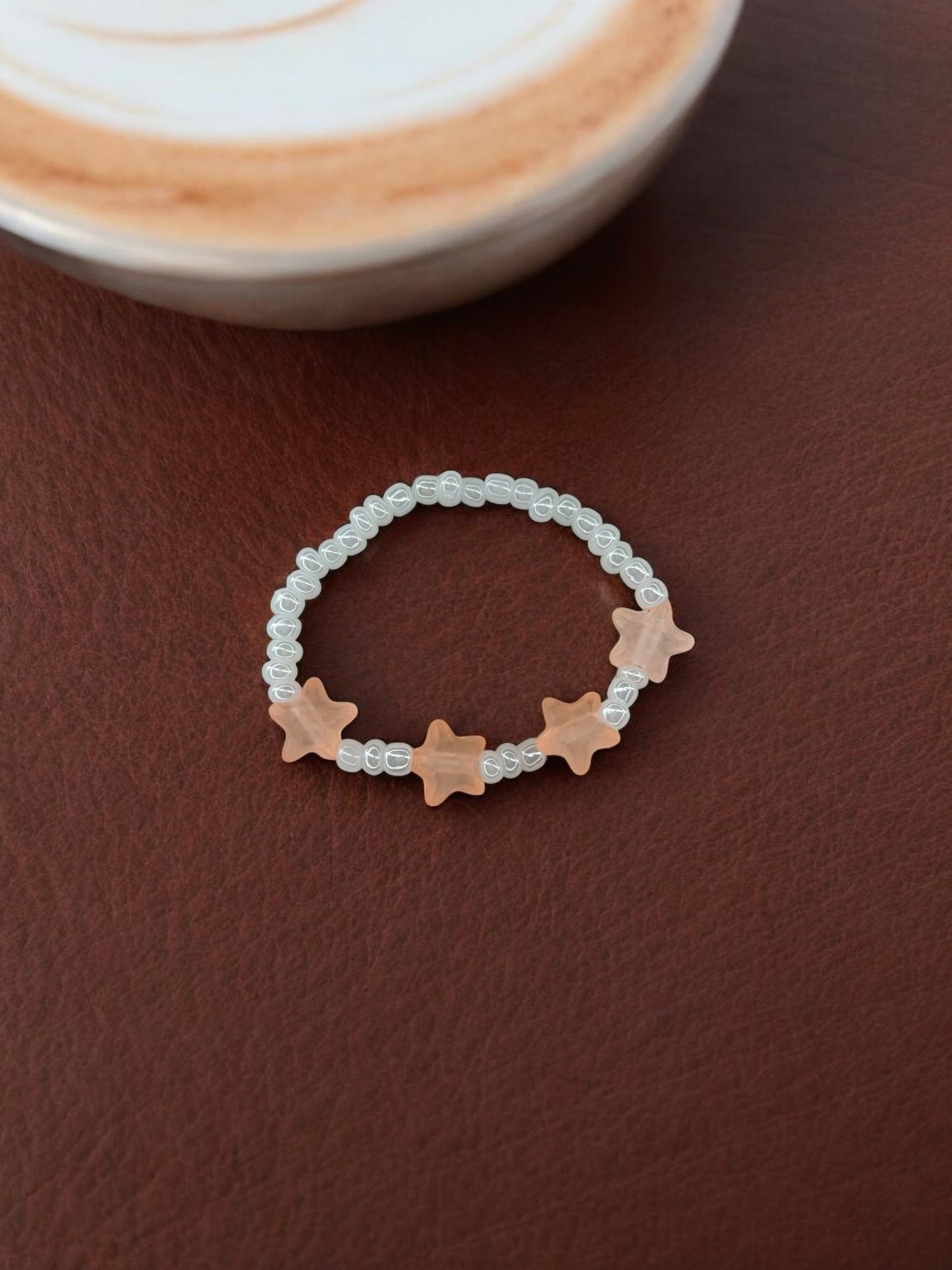Bracelet enfant petites étoiles rose saumon blanc nacré