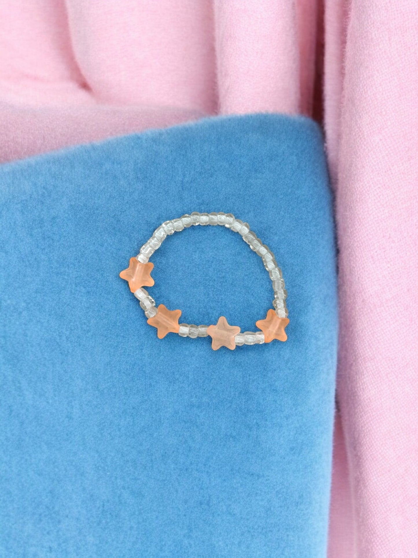 Bracelet enfant petites étoiles rose saumon blanc transparent