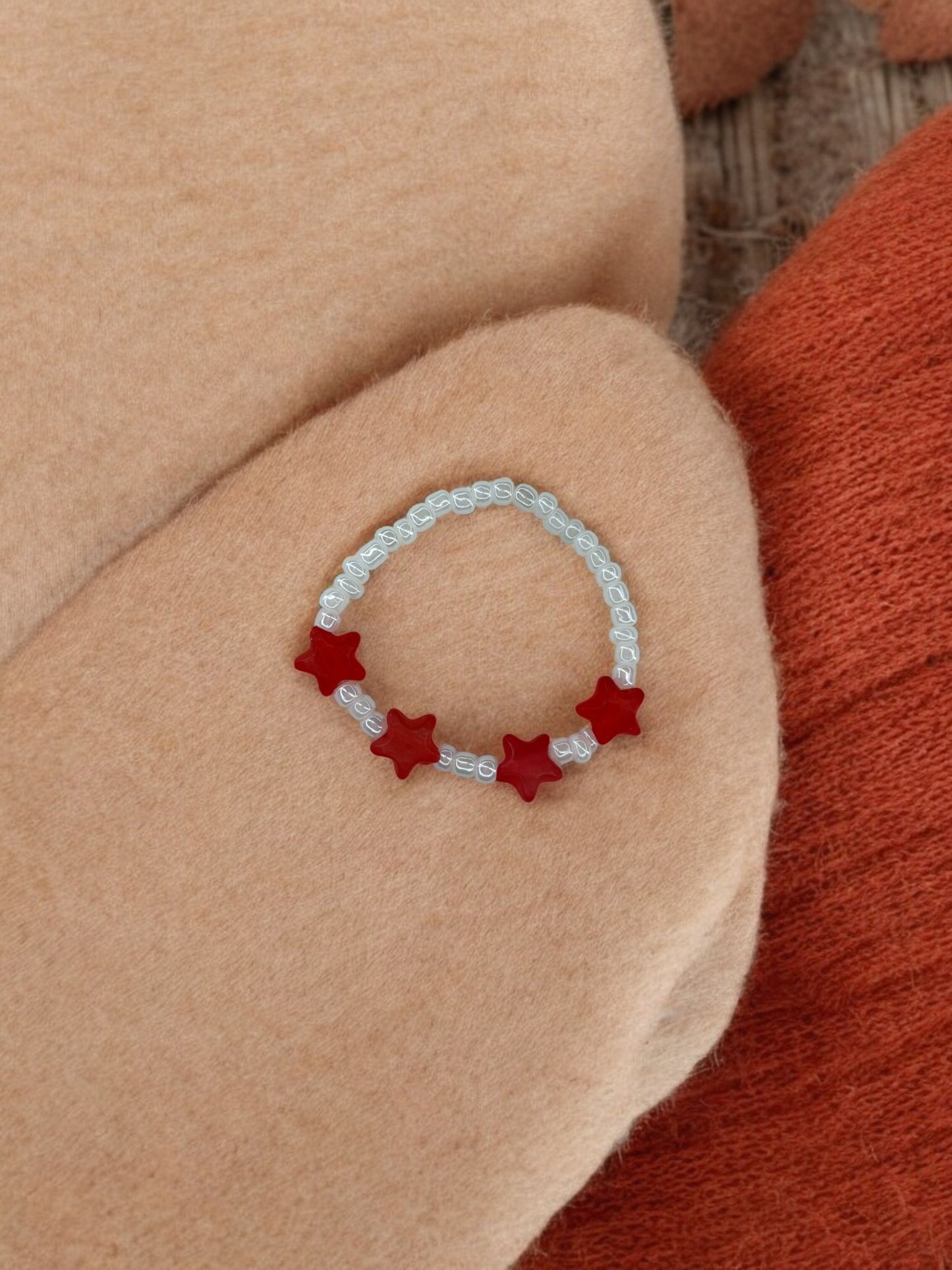 Bracelet enfant petites étoiles rouge blanc nacré