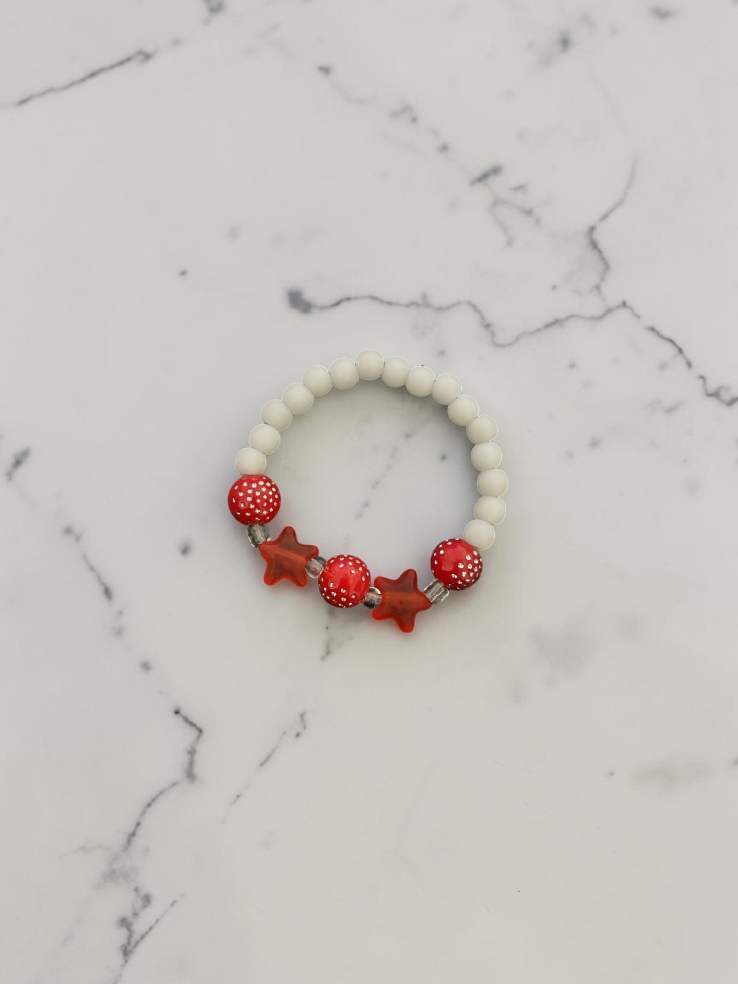 Bracelet enfant petites étoiles rouge brillant