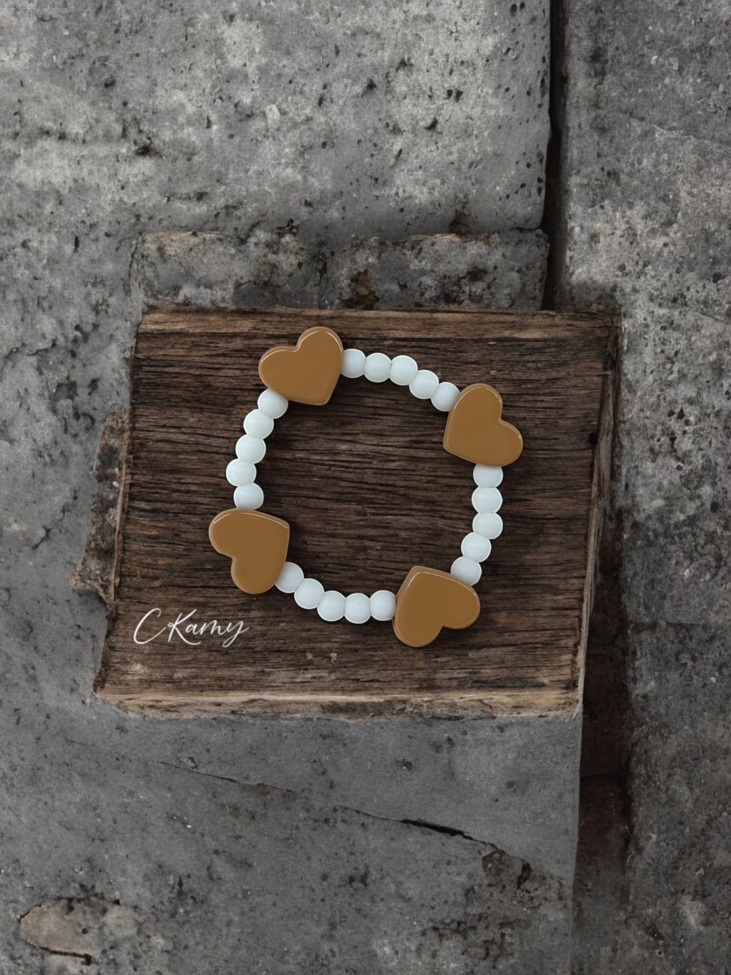 Bracelet enfant tour en coeur beige