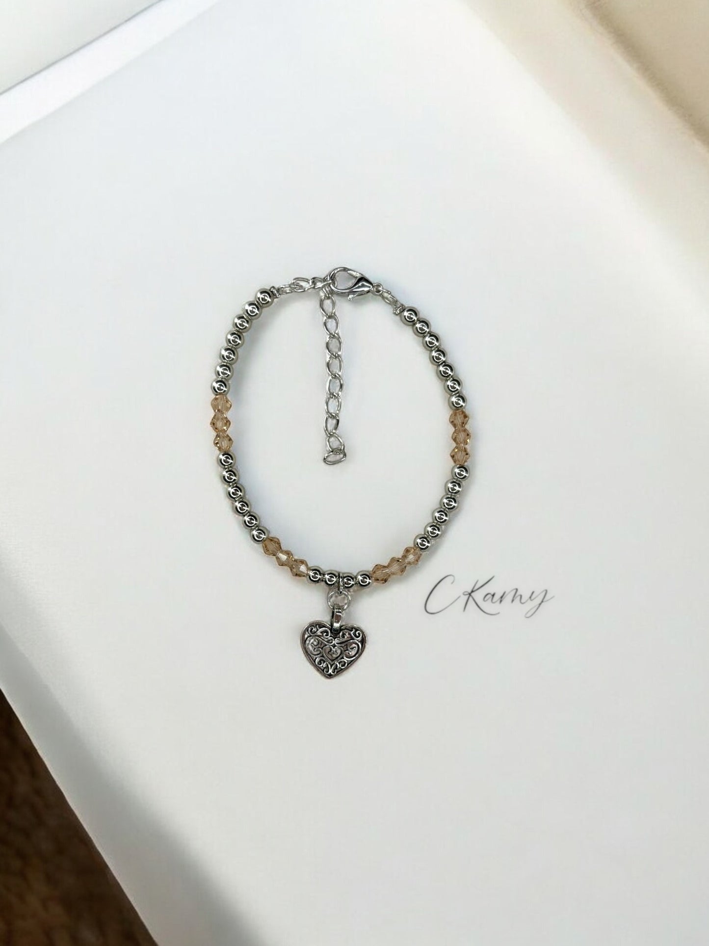 Bracelet femme coeur ancien perles toupies beige