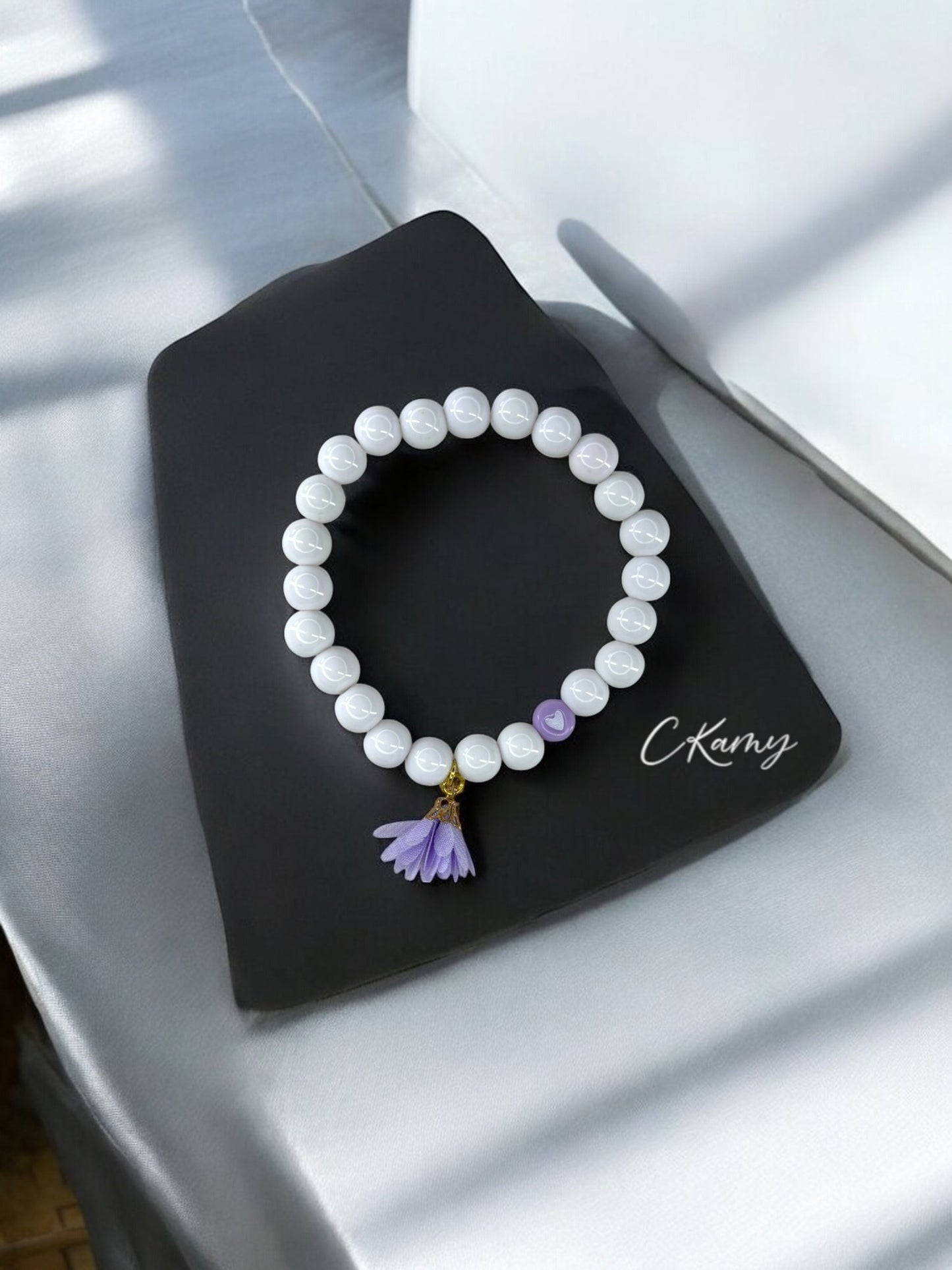 Bracelet femme fleur tissu violet coeur blanc