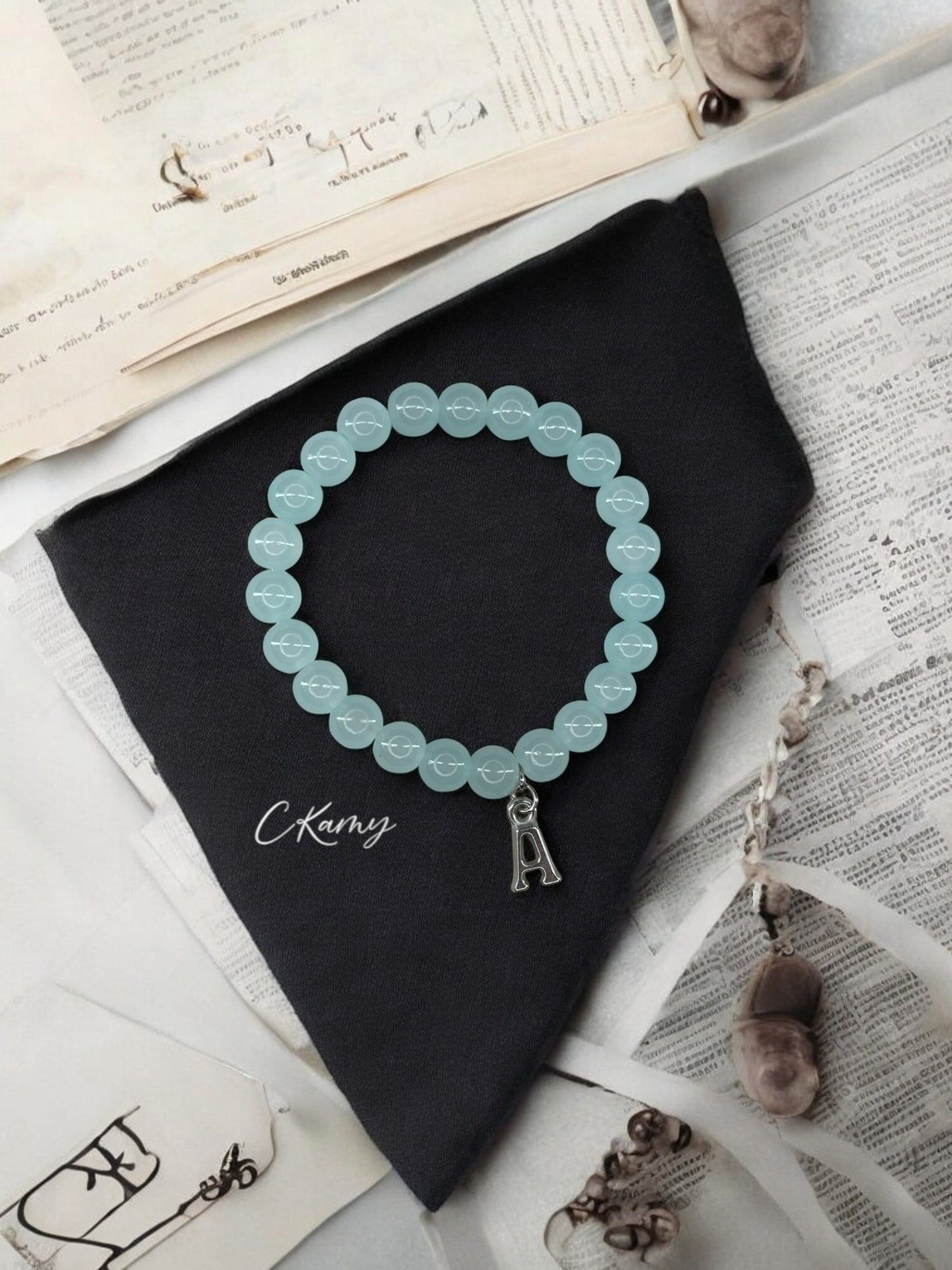 Bracelet femme perles de verre initiale argent bleu clair