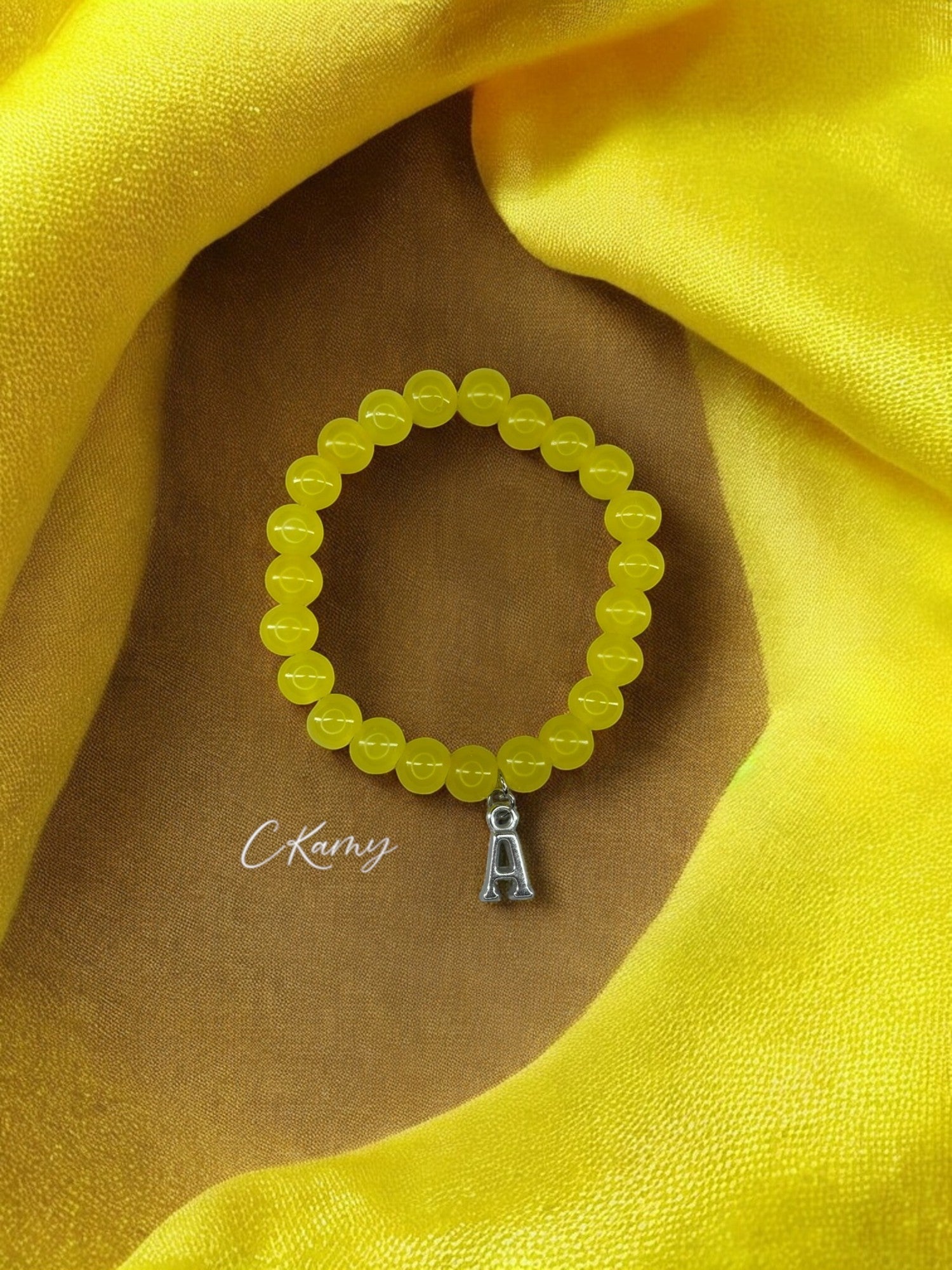 Bracelet femme perles de verre initiale argent jaune