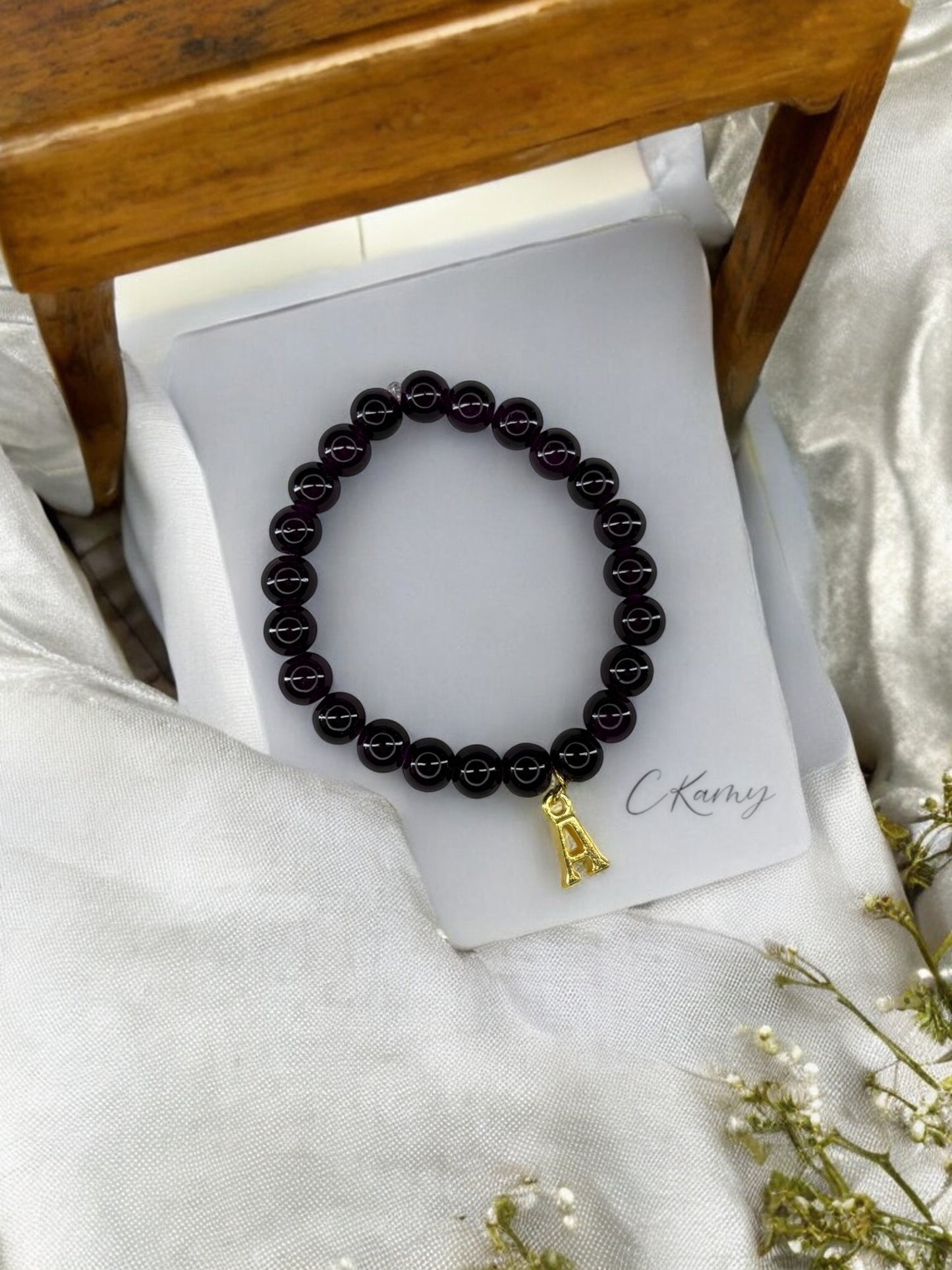 Bracelet femme perles de verre initiale doré prune