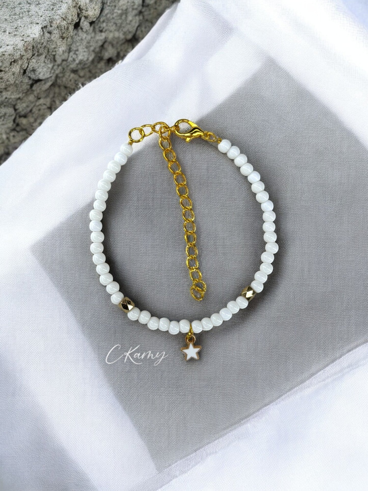 Bracelet femme perles rondes petite étoile blanc