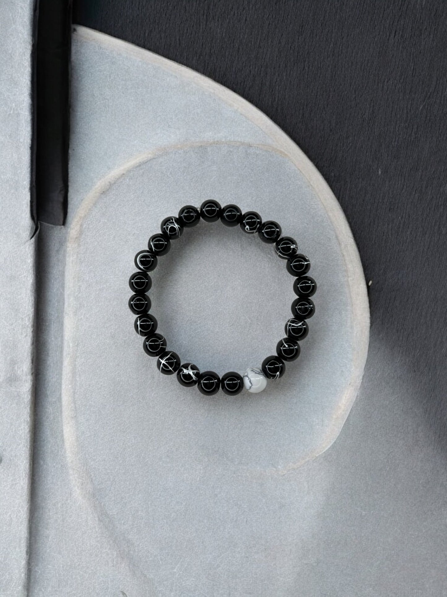 Bracelet homme bicolore noir à traits perle blanc à traits