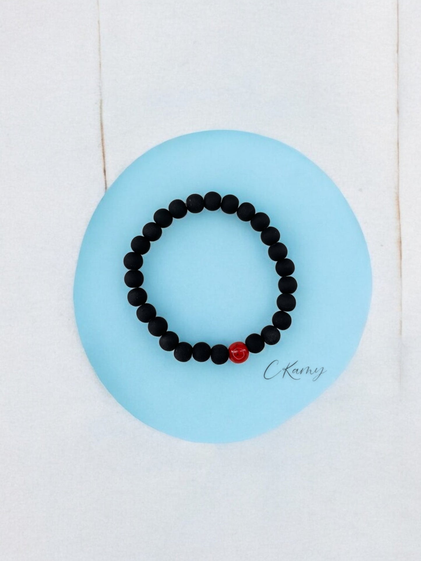 Bracelet homme bicolore noir mat perle rouge à traits