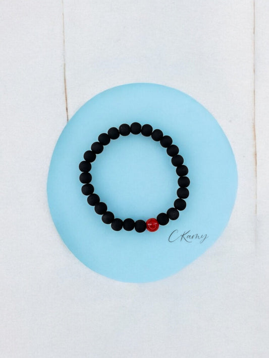 Bracelet homme bicolore noir mat perle rouge à traits