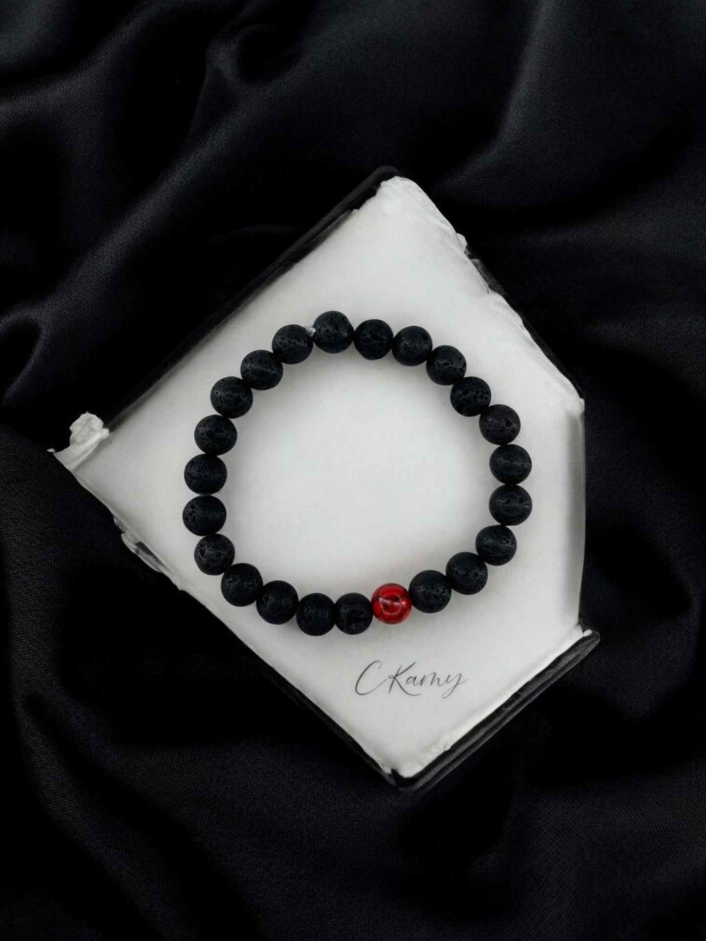 Bracelet homme bicolore noir volcanique perle rouge à traits