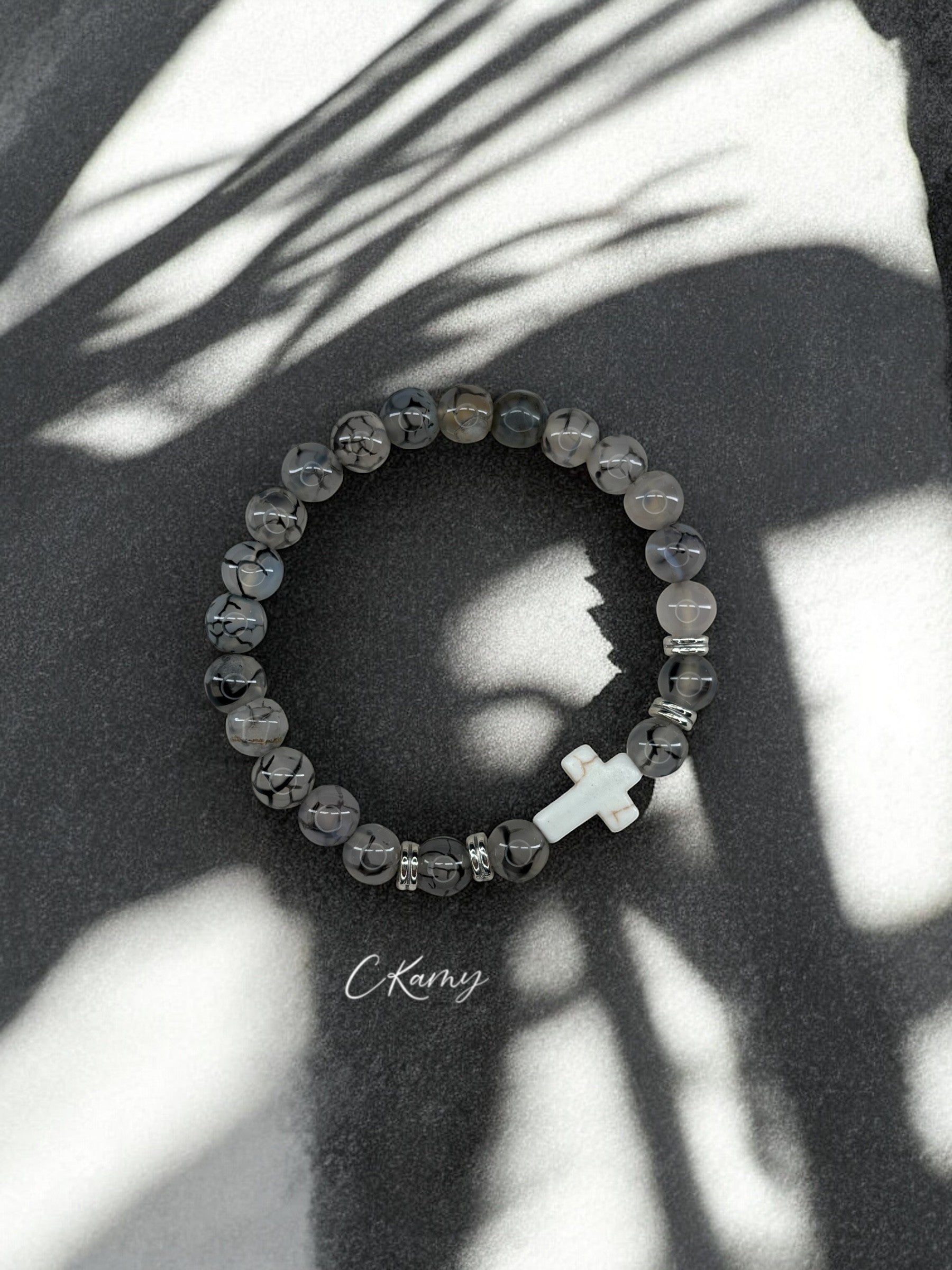 Bracelet homme croix blanc perles gris