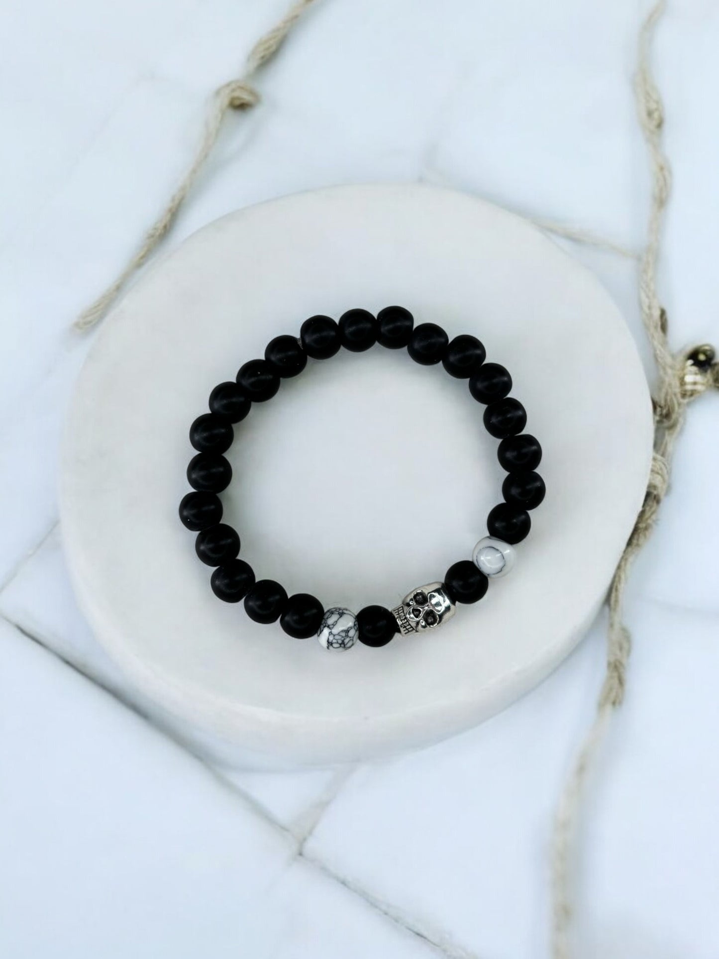 Bracelet homme tête de mort noir blanc à traits