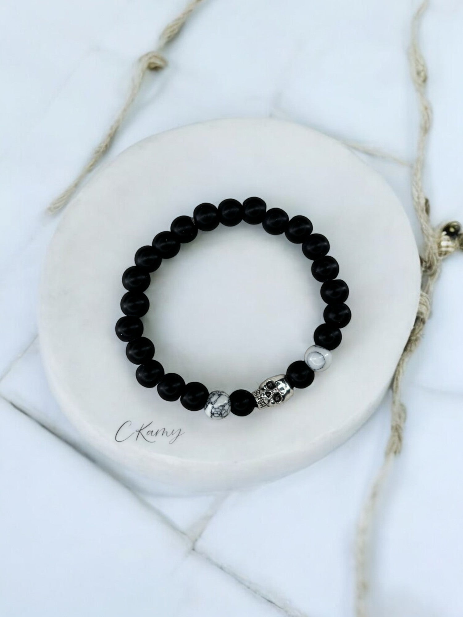 Bracelet homme tête de mort noir blanc à traits