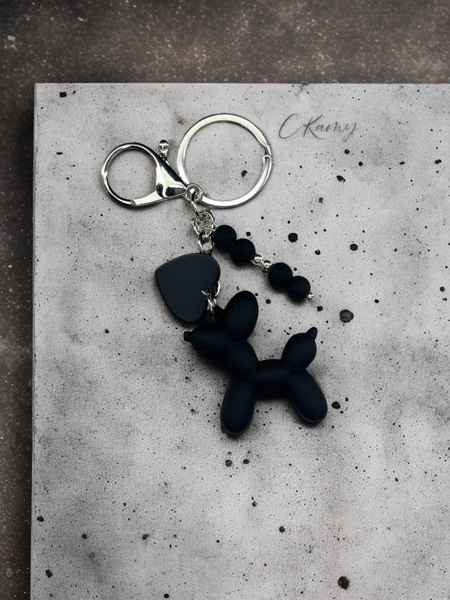 Porte clé personnalisé chien ballon & petit coeur noir mat