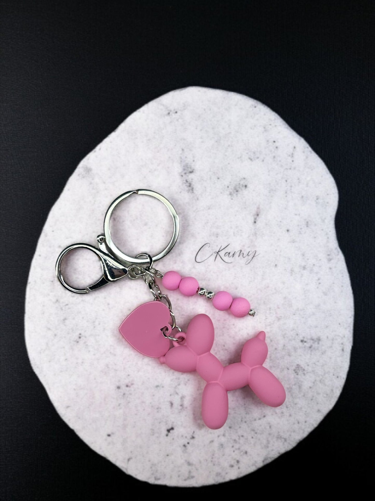 Porte clé personnalisé chien ballon & petit coeur rose mat