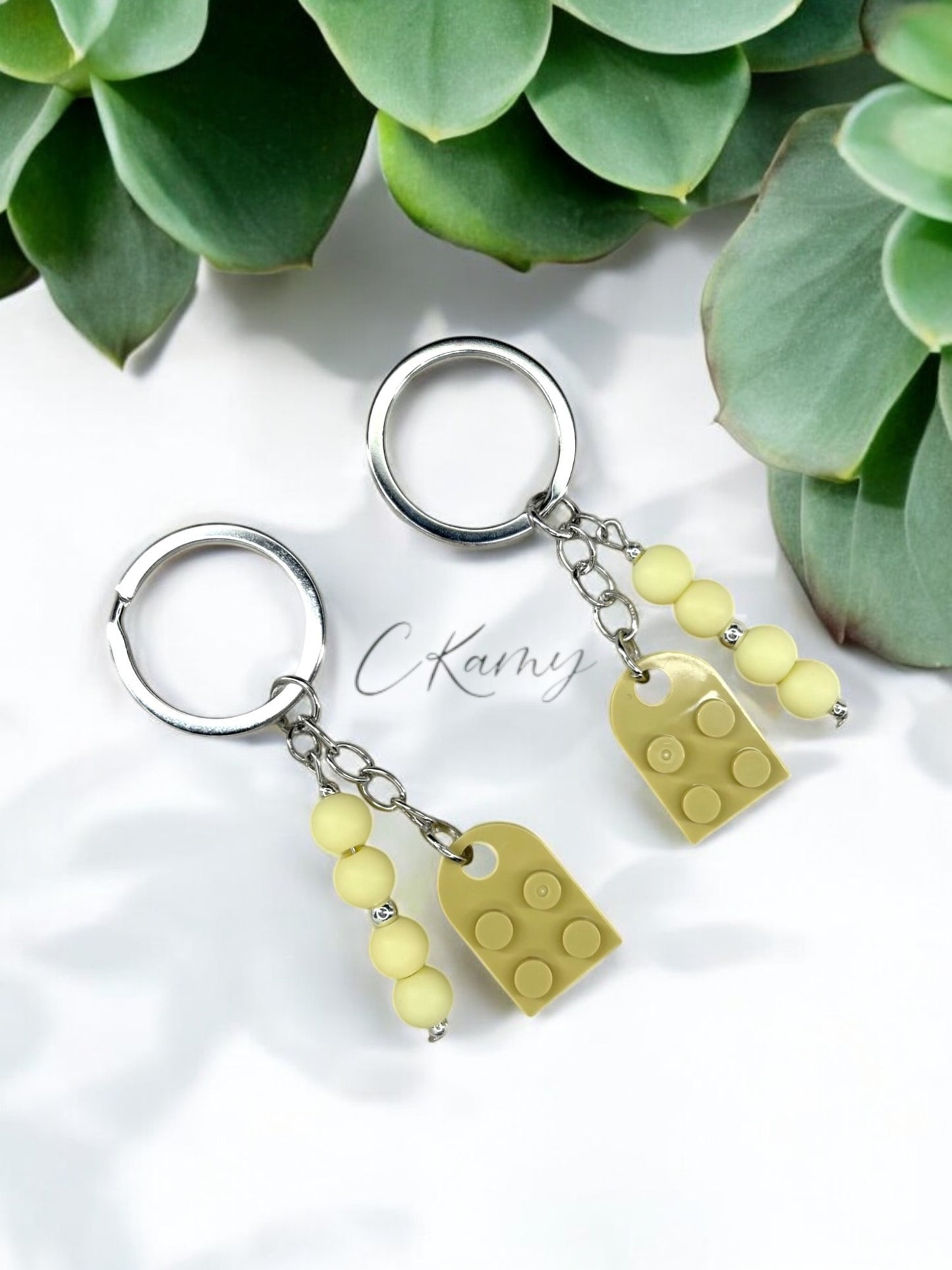 Porte clé personnalisé coeur lego crème