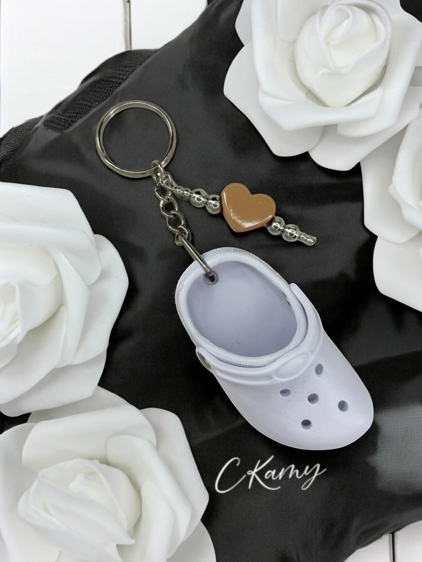 Porte clé personnalisé crocs blanc taupe