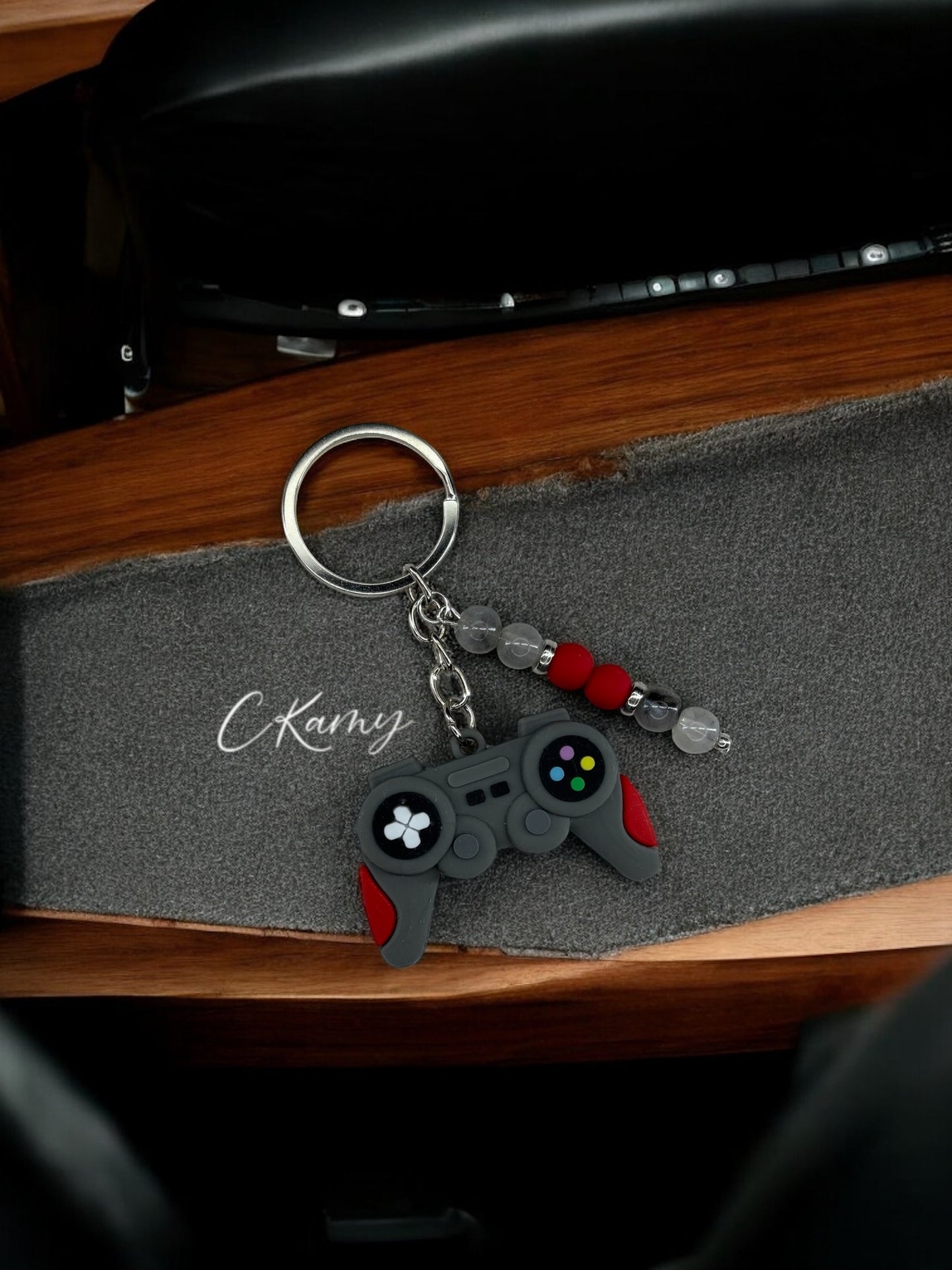 Porte clé personnalisé manette play gris rouge