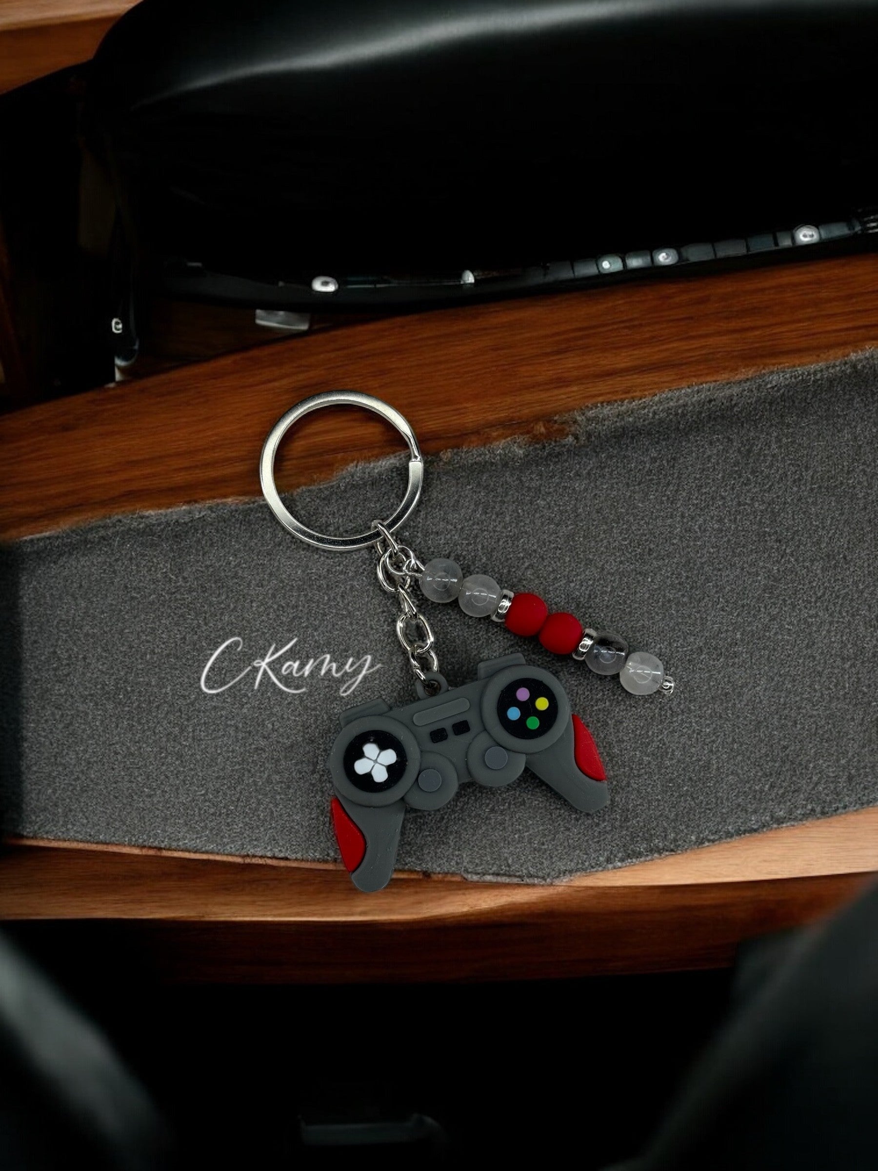 Porte clé personnalisé manette play gris rouge